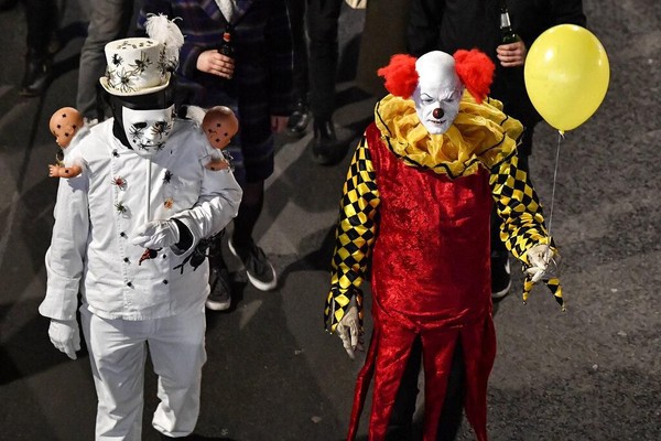 Salah satu peserta parade itu tampak mengenakan kostum karakter Pennywise yang ada di dalam film horor IT. Salah satu peserta parade itu tampak mengenakan kostum karakter Pennywise yang ada di dalam film horor IT.