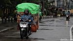 Semangat Juang Para Pencari Rezeki Menembus Hujan