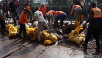 Pembangunan tanggul sungai sementara itu dilakukan petugas DPU Kota Bandung, Kecamatan Buahbatu, Kelurahan Cijaura, Anggota TNI Citarum Harum Sektor 22 dan warga.