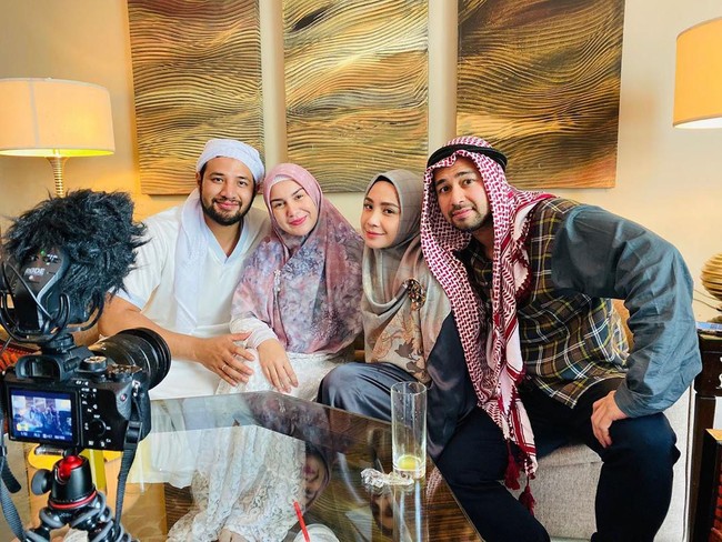 Saat berada di Mekkah, Raffi dan Gigi juga sempat bertemu dengan pasangan artis Amarzoni dan Irish Bella. Alhamdulillah seneng liat mereka bahagia ... Sehat bayinya jugaaaaaaa ️ Aish Tv x @rans.entertainment @ammarzoni @_irishbella_, kata akun Instagram @raffinagita1717. Foto: instagram @raffinagita1717