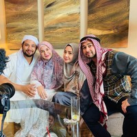 Saat berada di Mekkah, Raffi dan Gigi juga sempat bertemu dengan pasangan artis Amarzoni dan Irish Bella. Alhamdulillah seneng liat mereka bahagia ... Sehat bayinya jugaaaaaaa ️ Aish Tv x @rans.entertainment @ammarzoni @_irishbella_, kata akun Instagram @raffinagita1717. Foto: instagram @raffinagita1717
