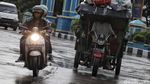 Semangat Juang Para Pencari Rezeki Menembus Hujan