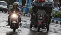 Selain itu Badan Meteorologi Klimatologi dan Geofisika (BMKG) menginformasikan peringatan dini cuaca ekstrem yang diprakirakan akan terjadi di sejumlah wilayah Indonesia sejak 16 hingga 18 Februari 2020 mendatang.