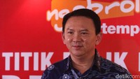 Ahok menunjukkan buku yang diluncurkannya.
