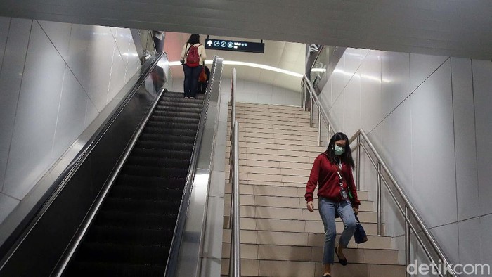 Penumpang Mass Rapid Transit  (MRT) Jakarta terlihat memakai masker, Senin (17/2). Hal ini untuk mencegah virus corona.