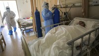 Tim medis ini terus berperang melawan virus corona yang mewabah di China. Chinatopix via AP.