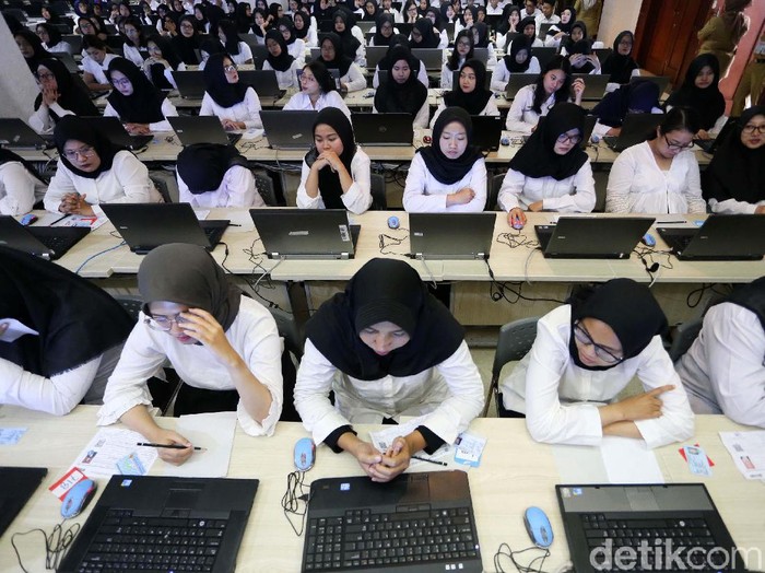 Para calon PNS mengikuti Seleksi Kompetensi Dasar (SKD) berbasis Computer Assisted Test (CAT) di Kantor Wali Kota Jaksel. Ada ribuan peserta yang mengikuti tes ini.