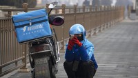 Meningkatnya aktivitas jual-beli secara online itu membuat perusahaan e-commerce merekrut lebih banyak pekerja untuk mengatasi permintaan yang meningkat. AP Photo/Ng Han Guan.