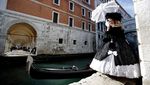 Ragam Kostum dan Topeng Unik Meriahkan Karnaval di Venesia