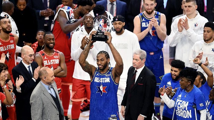 CHICAGO, ILLINOIS - FEBRUARY 16: Kawhi Leonard #2 of Team LeBron celebrates with the trophy after being named the Kobe Bryant MVP during the 69th NBA All-Star Game at the United Center on February 16, 2020 in Chicago, Illinois. NOTE TO USER: User expressly acknowledges and agrees that, by downloading and or using this photograph, User is consenting to the terms and conditions of the Getty Images License Agreement. (Photo by Stacy Revere/Getty Images)