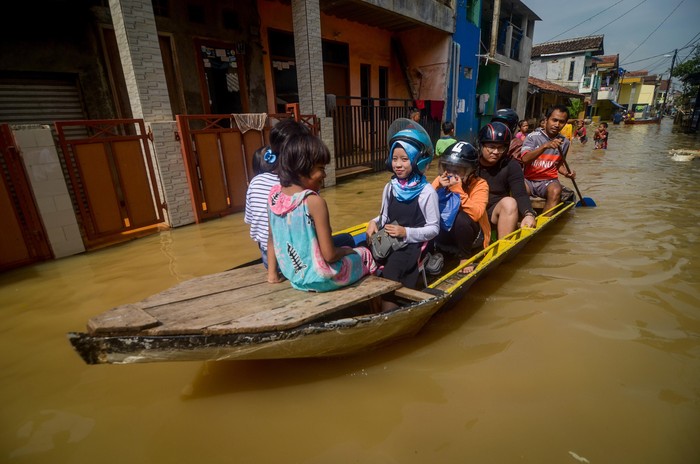 BANJIR DI KABUPATEN BANDUNG Sejumlah warga berjalan melintasi banjir di Bojongasih, Dayeuhkolot, Kabupaten Bandung, Jawa Barat, Senin (17/2/2020). Banjir luapan Sungai Citarum setinggi 50 hingga 150 cm kembali merendam ratusan tempat tinggal sejak Sabtu (15/2) yang membuat 1.413 kepala keluarga terdampak. ANTARA FOTO/Raisan Al Farisi/aww.