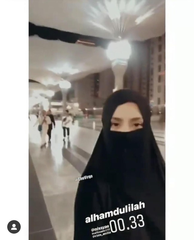 Saat  menjalankan ibadah umrah, selain mengenakan hijab segi empat, Nagita Slavina atau yang akrab disapa Gigi juga tampak mengenakan cadar serba hitam yang membuatnya terlihat anggun. Penampilan Gigi memakai cadar tersebut pertama kali diunggah lewat Instastory salah satu asisten rumah tangganya @ernicitrasari. Foto: instagram @raffinagita1717