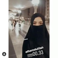 Saat  menjalankan ibadah umrah, selain mengenakan hijab segi empat, Nagita Slavina atau yang akrab disapa Gigi juga tampak mengenakan cadar serba hitam yang membuatnya terlihat anggun. Penampilan Gigi memakai cadar tersebut pertama kali diunggah lewat Instastory salah satu asisten rumah tangganya @ernicitrasari. Foto: instagram @raffinagita1717