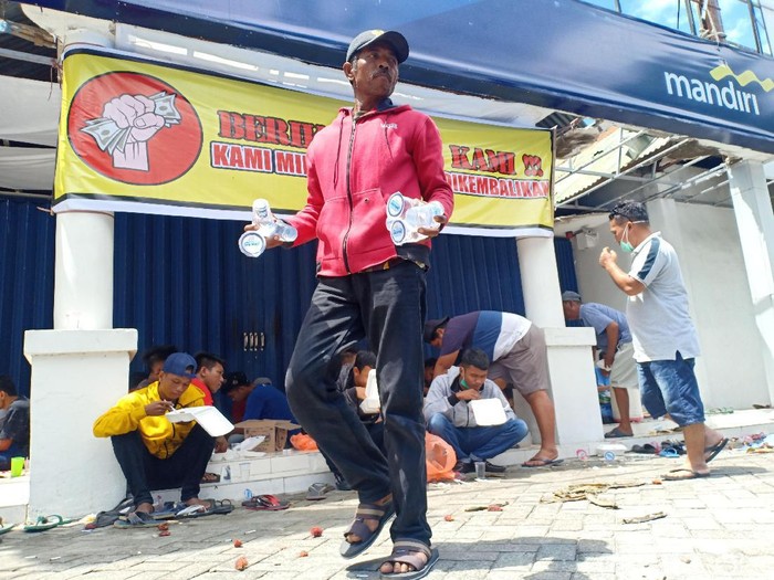 Sejumlah warga menduduki kantor Bank Mandiri Sidrap. Mereka meminta uang nasabah yang hilang dikembalikan (Hasrul Nawir/detikcom)