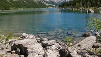 Medicine Lake terletak sekitar 20 km tenggara dari kota Jasper, Alberta. Danau Medicine merupakan danau yang relatif dangkal. Dok. Istock/Martine Banckaert.
