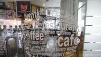 Cafe yang terletak di lantai paling dasar ini juga mengesankan untuk para pengunjung bisa bersantai sejenak.