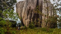 Batu-batu granit besar ini menarik perhatian wisatawan.