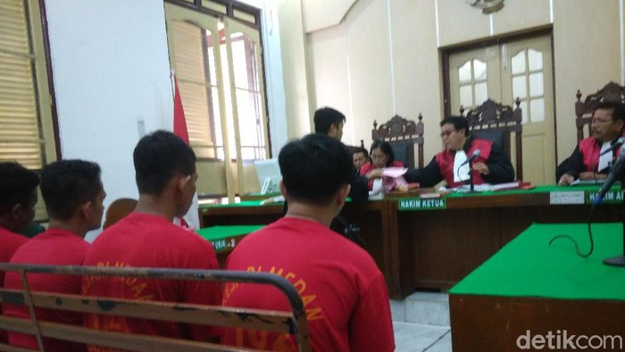 Sidang empat terdakwa pencuri uang Rp 1,6 miliar milik Pemprov Sumut (Datuk Haris Molana/detikcom)