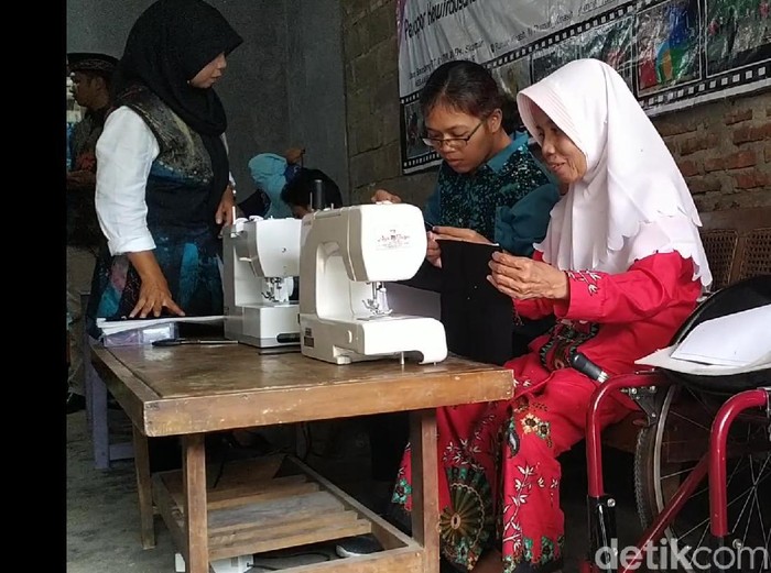 Di tegalan yang teduh ini, suara canda tawa tak henti terdengar. Sambil terus memproduksi batik ciprat, mereka tampak nyaman menikmati hidup meski dalam kondisi fisik yang serba terbatas.