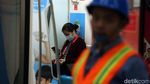 Cegah Virus Corona, Penumpang MRT Pakai Masker