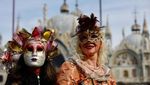 Ragam Kostum dan Topeng Unik Meriahkan Karnaval di Venesia