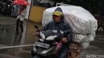 Semangat Juang Para Pencari Rezeki Menembus Hujan
