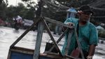 Semangat Juang Para Pencari Rezeki Menembus Hujan