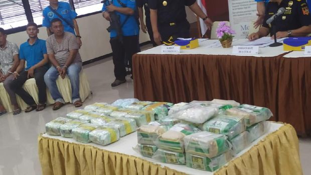 BNN Ungkap Penyelundupan 34 Kg Sabu-2.000 Pil Ekstasi Jaringan Malaysia