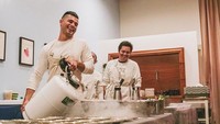Kini ia berkerja sebagai chef di Spago Beverly Hills, yang merupakan restoran terkenal milik Chef bergelar Michelin Stars bernama Wolfgang Puck. Foto: Instagram @renzkykrnwn