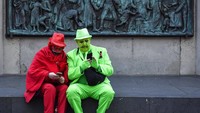 Dua orang peserta mengenakan kostum dan menghias wajah mereka menjadi menyeramkan saat mengikuti karnaval hantu di Jerman.