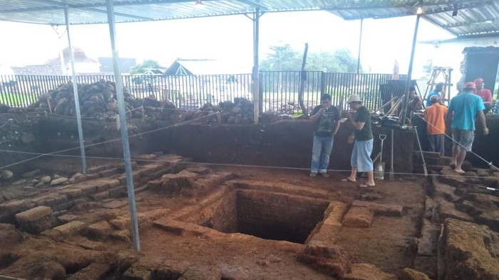 Ada temuan mengejutkan saat ekskavasi tahap ketiga di Situs Pendem di Kecamatan Junrejo, Kota Batu. Susunan bata yang ditemukan diduga pondasi sebuah candi abad 10.