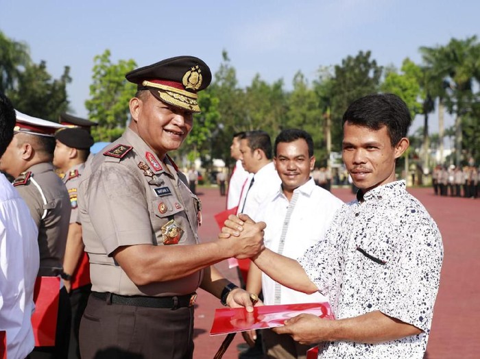 Kapolda Sumut Irjen Martuani Sormin memberikan penghargaan kepada 2 warga yang pertama kali menemukan mobil berisi jasad Hakim PN Medan, Jamaluddin.