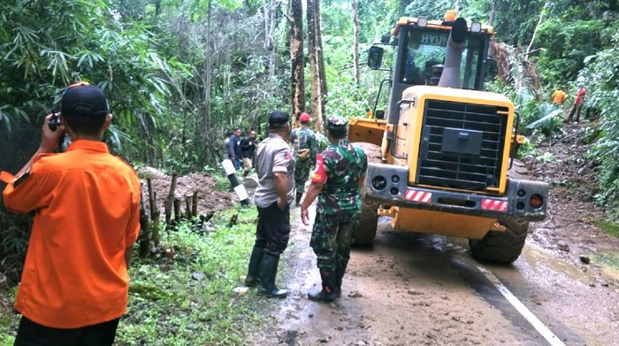 Longsor di Jalur Geopark Ciletuh Sukabumi