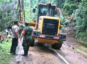 Tanah Longsor Disingkirkan, Jalur Geopark Masih Berbahaya Dilintasi