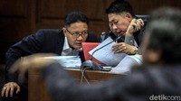 Dalam sidang ini, Dhamantra didakwa menerima suap sebesar Rp 3,5 miliar dari Direktur PT Cahaya Sakti Agro (CSA) Chandry Suanda alias Afung. Dhamantra didakwa itu bersama dengan Mirawati dan Elviyanto terkait kuota impor bawang putih.