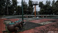 Namun sayangnya beberapa fasilitas umum di taman itu kini tampak rusak dan tak terawat.