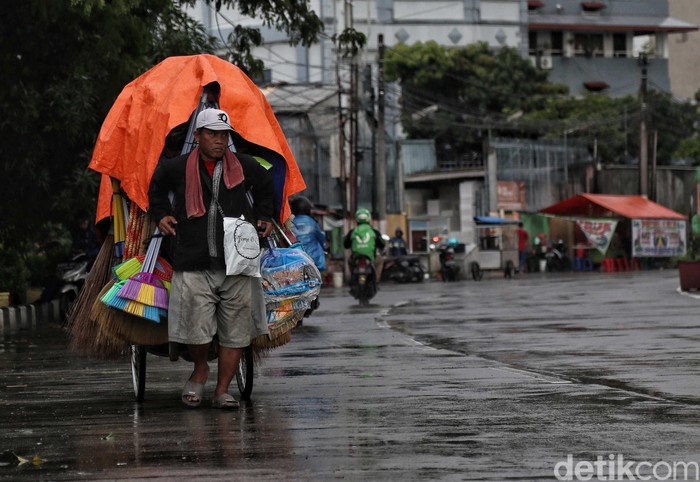 Musim hujan di Jakarta tidak membuat semangat para pedagang kendur. Mereka tetap berjuang mencari rezeki di tengah derasnya rintik air.