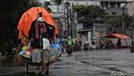 Semangat Juang Para Pencari Rezeki Menembus Hujan
