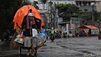 Walaupun jumlah keuntungan menurun dibandingkan saat musim kemarau, mereka tetap semringah.