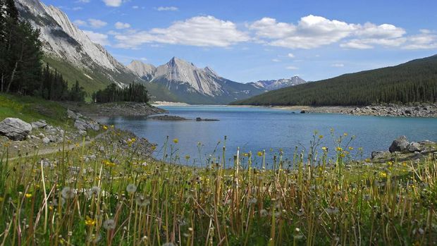 This lake in Jasper National Park looks like an ordinary lake in summer but mysteriously it dries out every fall.The First Nation's people called it originally Magic Lake.