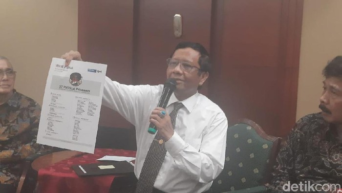 Menko Polhukam Mahfud Md menunjukkan dokumen milik aktivis Veronica Koman yang dititipkan melalui BEM UI.