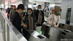 Cegah Virus Corona, Penumpang MRT Pakai Masker