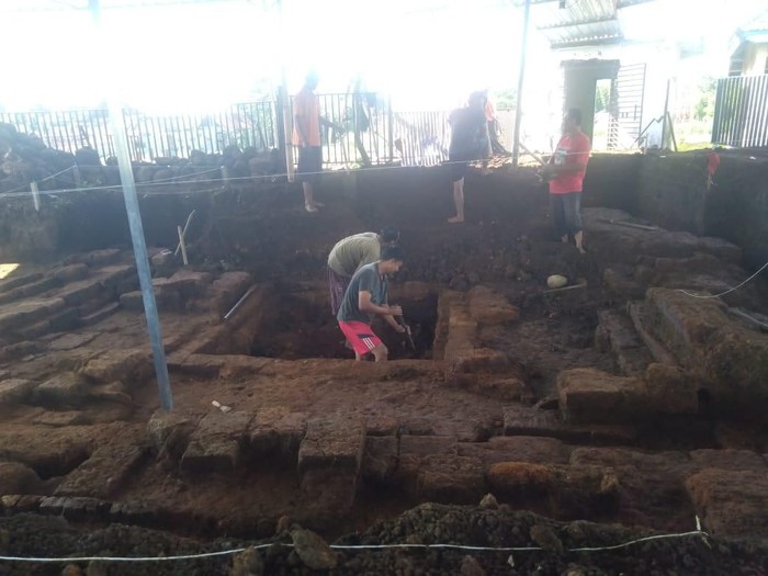 Ada temuan mengejutkan saat ekskavasi tahap ketiga di Situs Pendem di Kecamatan Junrejo, Kota Batu. Susunan bata yang ditemukan diduga pondasi sebuah candi abad 10.