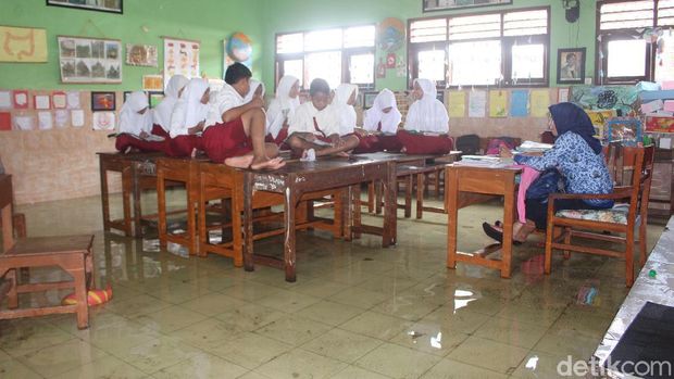 Siswa SD di Sidoarjo ini Harus Belajar dengan Duduk di Atas Meja