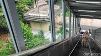 Lokasi taman yang cukup strategis karena berada di area Blok M dan berada di samping stasiun MRT serta terminal TransJakarta sesungguhnya dapat membuat kawasan ini menjadi tempat berkumpul maupun destinasi wisata dan bermain bagi warga sekitar.