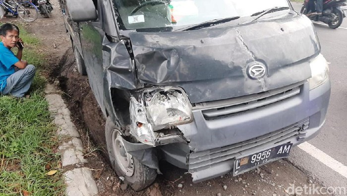 Pikap Tabrak 3 Bikers di Jalan Nasional Jombang
