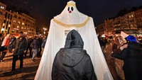 Beragam kostum hantu pun menghiasi jalanan Cologne, Jerman.
