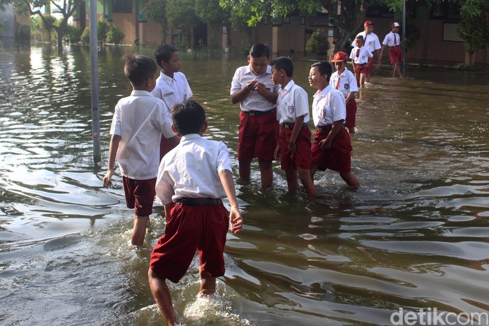 Siswa SDN Banjarasri di Tanggulangin, Sidoarjo sudah sebulan lamanya bersekolah dalam keadaan banjir. Kaki para siswa pun mulai gatal karena terus terendam air.