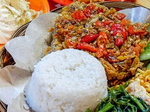 Punya Uang Rp 15 Ribu Bisa Makan Ayam Geprek Di Sini
