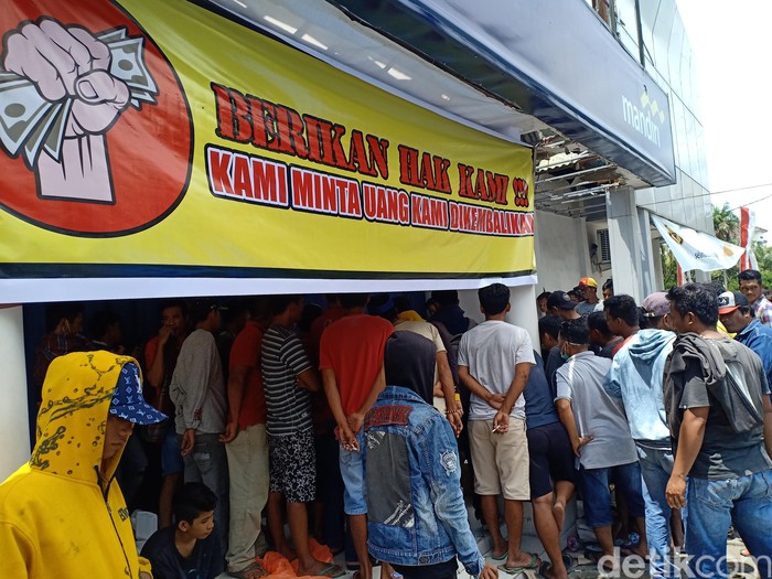 Sejumlah warga menduduki kantor Bank Mandiri Sidrap. Mereka meminta uang nasabah yang hilang dikembalikan (Hasrul Nawir/detikcom)